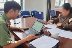 Triệu tập, răn đe và yêu cầu viết cam kết không tái phạm đối với các trường hợp đăng tải thông tin chưa kiểm chứng, sai sự thật về bão lũ. (Ảnh: TTXVN phát)