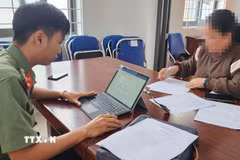 Triệu tập, răn đe và yêu cầu viết cam kết không tái phạm đối với các trường hợp đăng tải thông tin chưa kiểm chứng, sai sự thật về bão lũ. (Ảnh: TTXVN phát)