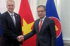 Đại sứ Việt Nam tại Liên bang Nga Đặng Minh Khôi và Chủ nhiệm Ủy ban Đối ngoại thành phố St. Petersburg Evgeny Grigoriev. (Nguồn: VOV)