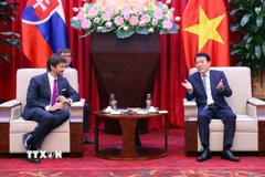 Đại tướng Lương Tam Quang, Bộ trưởng Bộ Công an tiếp ngài Robert Kalinak, Phó Thủ tướng, Bộ trưởng Bộ Quốc phòng Slovakia. (Ảnh: Phạm Kiên/TTXVN)