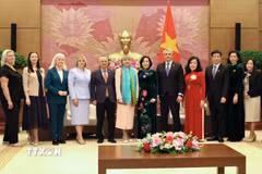 Phó Chủ tịch Quốc hội Nguyễn Thị Thanh tiếp Đoàn đại biểu cấp cao Hội phụ nữ Belarus. (Ảnh: TTXVN phát)