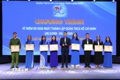Tặng Bằng khen của Tỉnh đoàn Lạng Sơn cho các cá nhân có thành tích tiêu biểu trong đợt phát động thi đua, tổ chức các hoạt động kỷ niệm 95 năm ngày thành lập Đoàn TNCS Hồ Chí Minh. (Ảnh: Anh Tuấn/TTXVN)