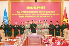 Thượng tướng Nguyễn Trường Thắng, Ủy viên Trung ương Đảng, Thứ trưởng Bộ Quốc phòng, đại diện các cơ quan Bộ Quốc phòng chúc mừng các sỹ quan chuẩn bị lên đường làm nhiệm vụ. (Ảnh: Trọng Đức/TTXVN)