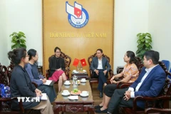 Đại diện Tập đoàn Nhật báo Vân Nam và Trung tâm Truyền thông Quốc tế Nam Á-Đông Nam Á (tỉnh Vân Nam, Trung Quốc) trao đổi thông tin với lãnh đạo Hội Nhà báo Việt Nam. (Ảnh: Nguyễn Trọng Lịch/TTXVN)