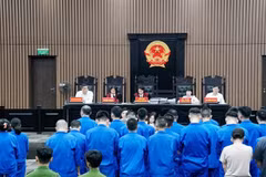 32 người bị đưa ra xét xử trong vụ án mua bán, tổ chức sử dụng ma túy tại quán karaoke. (Nguồn: Tuổi Trẻ)