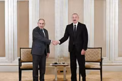 Tổng thống Azerbaijan Ilham Aliyev (phải) và Thủ tướng Armenia Nikol Pashinyan gặp nhau tại Abu Dhabi, UAE, ngày 10/7. (Nguồn: Văn phòng Tổng thống Azerbaijan)