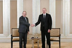 Tổng thống Azerbaijan Ilham Aliyev (phải) và Thủ tướng Armenia Nikol Pashinyan gặp nhau tại Abu Dhabi, UAE, ngày 10/7. (Nguồn: Văn phòng Tổng thống Azerbaijan)