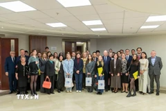 Ban Giám khảo và các thí sinh tham dự cuộc thi. (Ảnh: Tâm Hằng/TTXVN)