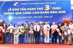Chủ tịch Ủy ban nhân dân tỉnh Khánh Hòa Nguyễn Khắc Toàn tặng hoa chúc mừng cán bộ, nhân viên Công ty Cổ phần Cảng Cam Ranh. (Nguồn: Nhân Dân)