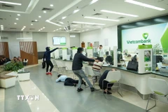 Tình huống hai đối tượng dùng hung khí đe dọa và cướp tài sản. (Ảnh: Đức Phương/TTXVN)