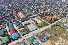 Bãi tập kết rác tại Cụm công nghiệp Thạch Kim (xã Lộc Hà, tỉnh Hà Tĩnh) bị ùn ứ nhiều tháng nay do nơi xử lý dừng tiếp nhận. (Ảnh: Hữu Quyết/TTXVN)