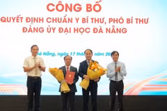 Ban Thường vụ Đảng ủy Ủy ban nhân dân thành phố Đà Nẵng trao các quyết định chuẩn y các chức danh Bí thư, Phó Bí thư Đảng ủy Đại học Đà Nẵng. (Nguồn: Nhân dân)
