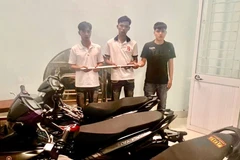 Các đối tượng cùng tang vật tại cơ quan Công an.