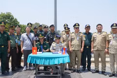 Lực lượng Bộ đội Biên phòng tỉnh Đồng Tháp tiếp nhận công dân Việt Nam do lực lượng chức năng Campuchia trao trả. (Ảnh: Nhựt An/TTXVN)