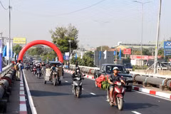 Các phương tiện lưu thông qua cầu Bình Phước 1 trên Quốc lộ 1. (Ảnh: Tiến Lực/TTXVN)