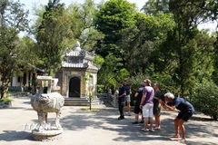 Du khách quốc tế tham quan sân chùa Từ Hiếu, phường Thủy Xuân, thành phố Huế. (Ảnh: Nguyên Lý/TTXVN)