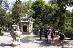 Du khách quốc tế tham quan sân chùa Từ Hiếu, phường Thủy Xuân, thành phố Huế. (Ảnh: Nguyên Lý/TTXVN)