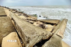 Nhiều vị trí tuyến kè biển Hải Thành – Quang Phú, bê-tông nứt gãy, mái kè sạt trượt, đường dạo ven biển gãy vỡ, áp sát nhà dân và hàng quán. (Ảnh: Nguyên Linh/TTXVN)