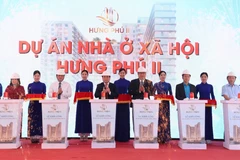 Các đại biểu thực hiện nghi thức khởi công dự án. (Ảnh: Đặng Tuấn/TTXVN)