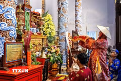 Trong trang phục truyền thống, các bậc bô lão thực hiện những nghi thức cuối cùng tại lễ Chánh tế và Hoàn tạ, chính thức khép lại Lễ hội Điện Huệ Nam 2026. (Ảnh: Vân Chi/TTXVN phát)