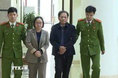 Đối tượng Lê Văn Lưu (Giám đốc) và Vũ Thùy Dương (Kế toán) Công ty TNHH Xây dựng và Du lịch Hưng Phong. (Ảnh TTXVN phát)