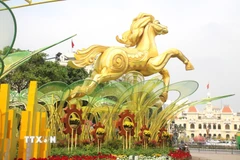 Điểm nhấn của Đường hoa năm nay là “Nhất mã thong dong”, linh vật lớn nhất Đường hoa Bính Ngọ 2026, với chiều cao gần 7m. (Ảnh: Mỹ Phương/TTXVN.)