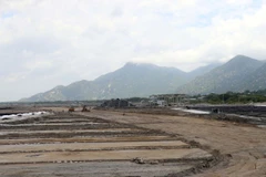 Giải quyết mặt bằng khu vực được chọn xây dựng Trung tâm điện khí LNG Cà Nà (xã Cà Ná, tỉnh Khánh Hòa). (Ảnh: Công Thử/TTXVN)