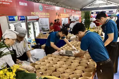 Các đơn vị tất bật chuẩn bị những suất phở miễn phí cho công nhân, người lao động. (Ảnh: Mỹ Phương/TTXVN.)