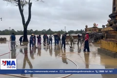 Huế khẩn trương dọn vệ sinh sau khi nước rút 