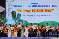 Lãnh đạo thành phố tặng hoa cảm ơn các đơn vị tài trợ. (Ảnh: Hồng Thái/TTXVN)