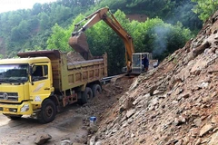 Địa phương tiến hành khắc phục điểm sạt lở. (Nguồn: Báo Quảng Ngãi)