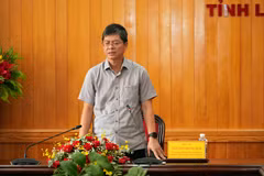 Phó Chủ tịch UBND tỉnh Lâm Đồng Nguyễn Hồng Hải yêu cầu các đơn vị triển khai các giải pháp quyết liệt thi công và giải ngân vốn đầu tư công 2 dự án cao tốc. (Ảnh: Chu Quốc Hùng/TTXVN)
