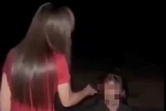 Thiếu nữ bị nhóm người bắt quỳ, túm tóc, tát vào mặt. (Ảnh cắt từ clip)