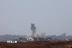 Khói bốc lên sau cuộc không kích của Israel tại Gaza. (Ảnh: THX/TTXVN)