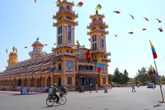 Tòa Thánh Cao Đài Tây Ninh tại phường Long Hoa, tỉnh Tây Ninh, được xem là trung tâm tinh thần của đạo Cao Đài, nổi bật với kiến trúc độc đáo, kết hợp hài hòa giữa truyền thống Á Đông và phương Tây, là điểm sinh hoạt tôn giáo và tham quan văn hóa quan trọng của tỉnh. (Ảnh: Minh Phú/TTXVN)