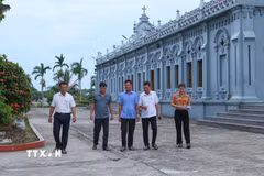 Cán bộ xóm 2, xã Nghĩa Sơn, Ninh Bình tới nhà thờ trên địa bàn để tuyên truyền, vận động người dân đồng thuận với chủ trương sắp xếp, tổ chức lại thôn, tổ dân phố. (Ảnh: Công Luật/TTXVN)