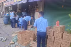 Lực lượng chức năng tại hiện trường kho hàng.(Nguồn: CAND)