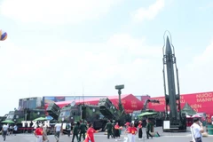 Khu trưng bày ngoài trời với các loại khí tài do các tập đoàn Công nghiệp Quốc phòng Việt Nam sản xuất và cải tiến nâng cấp. (Ảnh: Trọng Đức/TTXVN)