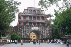 Thành lầu Hữu nghị quan là nơi thu hút nhiều du khách Trung Quốc và Việt Nam đến tham quan. (Ảnh: TTXVN phát)