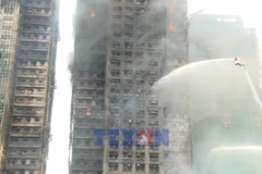 Các gia đình nhận diện người thân trong vụ cháy ở Hong Kong 