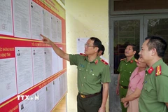 Thiếu tướng Hồ Song Ân, Giám đốc Công an tỉnh Quảng Ngãi kiểm tra điểm bỏ phiếu bầu cử tại xã Ba Tơ. (Ảnh: Cao Nguyên/TTXVN)