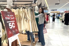 Nhiều người dân tranh thủ xuống tiền trong dịp khuyến mãi Black Friday. (Ảnh: Hương Giang/TTXVN)