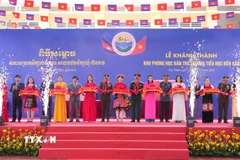 Đại tướng Phan Văn Giang và Đại tướng Tea Seiha cắt băng khánh thành Khu phòng học bán trú Trường Tiểu học Bến Cầu, tỉnh Tây Ninh. (Ảnh: Minh Phú/TTXVN)