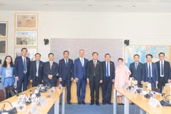 Thượng tướng Lê Tấn Tới, Chủ nhiệm Ủy ban Quốc phòng, An ninh và Đối ngoại (QPANĐN) của Quốc hội Việt Nam và Chủ tịch Ủy ban Quốc phòng và Lực lượng vũ trang của Hạ viện Pháp Jean-Michel Jacques và đại biểu hai nước sau hội đàm ngày 10/7/2026 tại Paris. (Ảnh: Hữu Chiến/TTXVN)