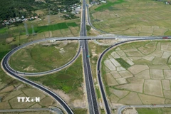 Nút giao đầu tuyến cao tốc Vân Phong - Nha Trang sẵn sàng thông tuyến vào dịp 19/8 tới. (Ảnh: Quốc Khánh/TTXVN)