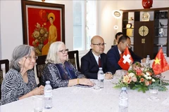 Bà Anjuska Marija Weil (bên trái, thứ 2), Chủ tịch Hội hữu nghị Thụy Sĩ – Việt Nam. (Ảnh: Doãn Tấn/TTXVN)