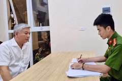 Đối tượng Nguyễn Ngọc Ngân (bên trái) tại cơ quan công an. (Ảnh: CAHN)