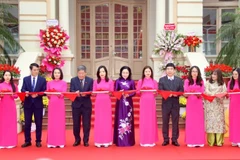 Các đại biểu cắt băng khai mạc. (Ảnh: VGP)