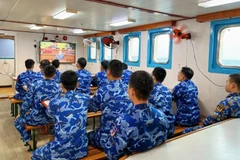 Cán bộ chiến sỹ xem tường thuật trực tiếp khai mạc Đại Hội. (Nguồn: VOV)