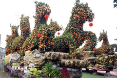 Tác phẩm "Mã đáo thành công" với tạo hình 8 chú ngựa đang phi nước đại của nhà vườn Hưng Tâm ở xã Mễ Sở (Hưng Yên) nặng 15 tấn, dài 8,6m, rộng 2,2m, cao 2,6m. (Ảnh: Nguyễn Công Hải/TTXVN)